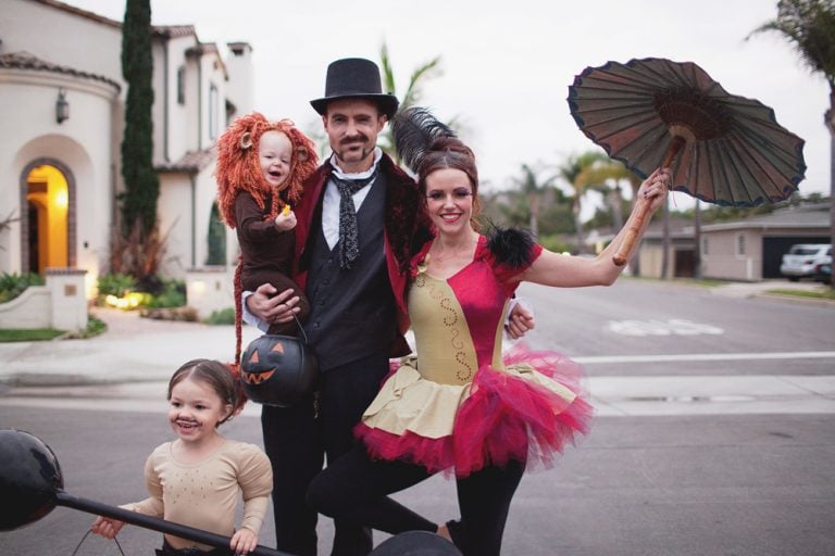42 Awesome Family Halloween Costumes That You'll Want to Try Just